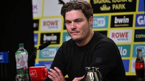 Trainer Edin Terzic spricht auf der Pressekonferenz über die aktuelle Situation beim BVB