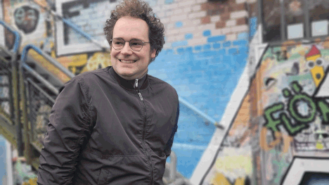 Bastian Satthof befasst sich mit der Erinnerungsarbeit an Sportplätzen