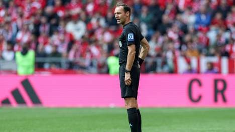 Bastian Dankert erklärt in München seine Entscheidung