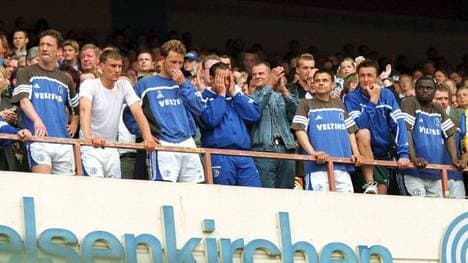 Huub Stevens (M., mit Händen vor dem Kopf) und die Spieler des FC Schalke 04 sind nach der verpassten Meisterschaft 2001 bitter enttäuscht