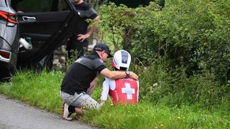 Nationaltrainer Edi Telser (l.) kümmert sich um Marlene Reusser