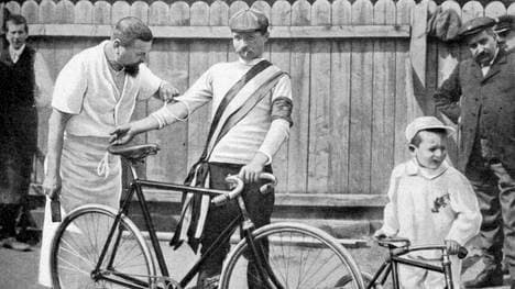 Maurice Garin (M.) gewann 1903 die erste Austragung der Tour de France