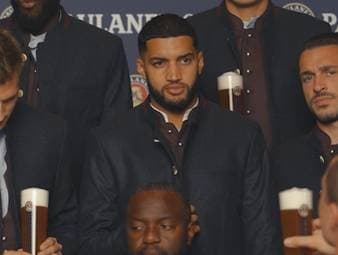Ismael Saibari schließt sich dem FC Bayern an. Dem Neuzugang der Münchner gefällt die bayerische Tracht jedoch noch nicht wirklich - und ein weiteres Detail rund ums Bier stach ins Auge. 