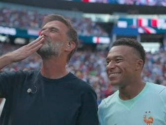 Nach dem Abpfiff begrüßen die Magenta-Experten Jürgen Klopp und Mats Hummels einige Frankreich-Spieler. Auch Kylian Mbappé ist natürlich mit dabei. Aber wem winken er und Klopp da im Publikum?