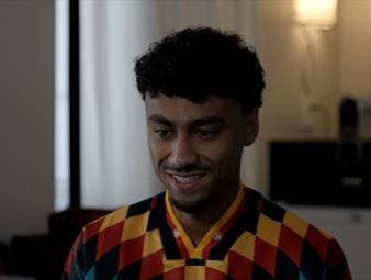 Die Gerüchteküche rund um Nathaniel Brown brodelt. Auf der Pressekonferenz des DFB muss sich der Eintracht-Star den Reporterfragen stellen.