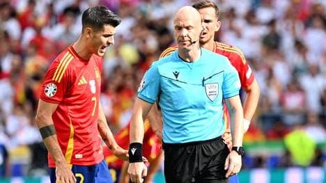 Anthony Taylor zeigt viele Karten