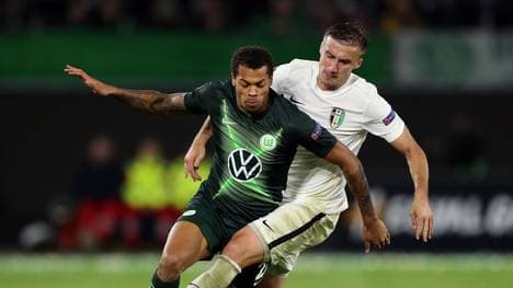 Lukas Nmecha wurde mit Verdacht auf Gehirnerschütterung ins Krankenhaus gebracht