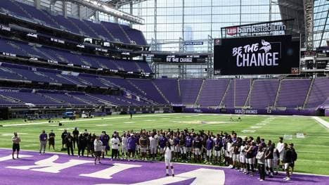 Die Vikings empfangen die Familie von George Floyd im Stadion