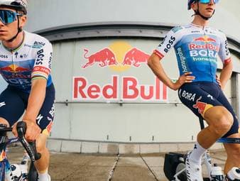 Das Radsportteam Red Bull – BORA – hansgrohe hat auf dem Münchner Olympiaturm sein Sondertrikot für die Tour de France 2026 präsentiert. Das Design rückt die Zahl 13 in den Mittelpunkt, die im Radsport traditionell als Mythos gilt, für die beiden Kapitäne Florian Lipowitz und Remco Evenepoel jedoch als persönlicher Glücksbringer fungieren soll.