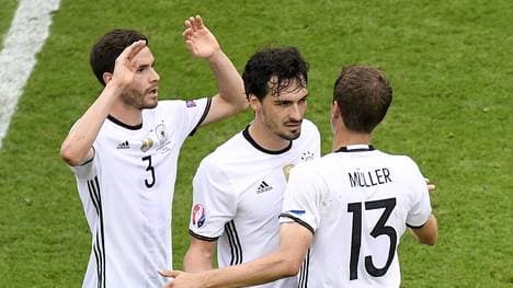 Jonas Hector, Mats Hummels und Thomas Müller (v.l.) feiern den Sieg über Nordirland