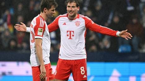 Thomas Müller mit Leon Goretzka in Bochum