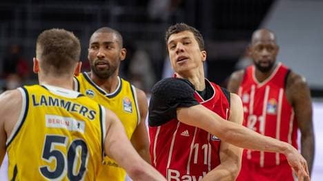 Bayerns Vladimir Lucic (2.v.r.) flog kurz vor dem Titelgewinn von ALBA Berlin vom Feld