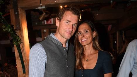 Jens Lehmann mit seiner Frau und Bändchen im Käfer-Zelt