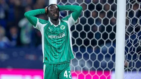 Omar Sillah legt einen kuriosen Auftritt hin
