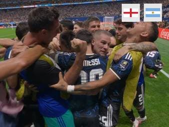 Ein Spiel wie eine Schlacht. Lange sieht es nach einem englischen Sieg aus, doch dann stellt Argentinien die Partie komplett auf den Kopf.