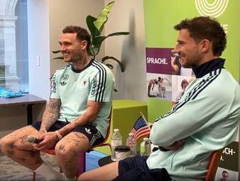 Leon Goretzka und David Raum nehmen in Chicago an einem Fan-Event teil. Bei einer Kinder-Fragerunde kommt es zu einem ungewöhnlichen Autogrammwunsch an die DFB-Stars.