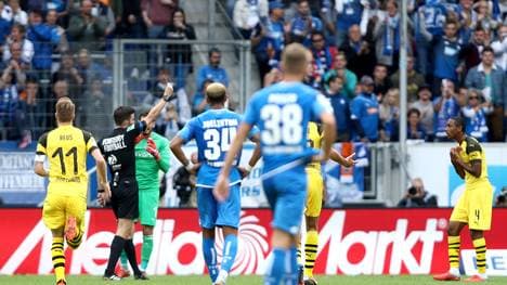 Bundesliga: DFB sperrt Abdou Diallo vom BVB und Miiko Albornoz von H96 , Schiedsrichter Harm Osmers zeigt Abdou Diallo von Borussia Dortmund die Rote Karte