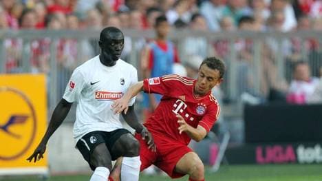 Papiss Demba Cissé im Duell mit Rafinha 2012