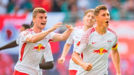 Timo Werner (l.) und Willi Orban (r.) jubeln