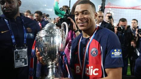 Kylian Mbappé präsentierte stolz den Pokal in seinem letzten Spiel für PSG