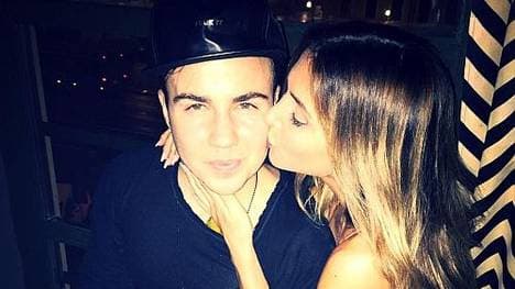Mario Götze bekommt von seiner Freundin Ann-Kathrin Brömmel ein Küsschen auf die Wange