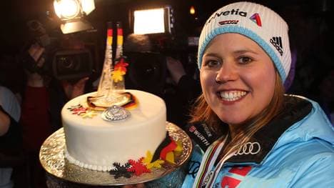 Torte nach dem Silber-Coup: Viktoria Rebensburg feiert ihre WM-Medaille mit Nachwerk