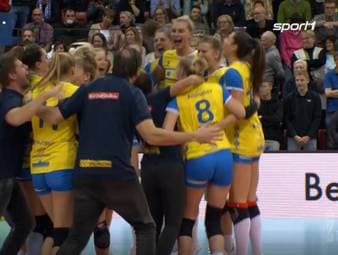Was für eine Aufholjagd vom SSC Palmberg Schwerin. Im DVV-Cup-Halbfinale in Stuttgart, liegt Schwerin schon mit 1:2 in Sätzen und 5:12 zurück - und setzt dann zum furiosen Finaleinzug an.