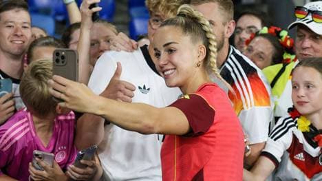 Giulia Gwinn beim Selfie mit Fans