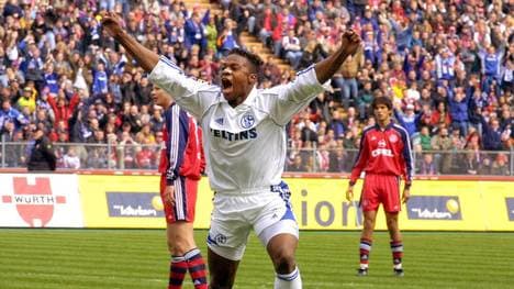Emile Mpenza gewann mit Schalke in der Saison 2000/2001 mit 3:1 gegen den FC Bayern im Olympiastadion