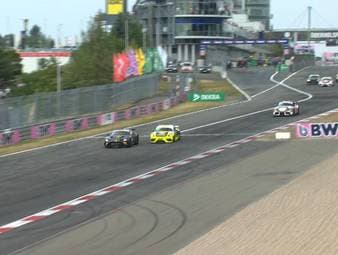 Am Sonntag stand am Nürburgring das zweite Rennen der vierten Runde der ADAC GT4 Germany auf dem Programm. Am Ende triumphierten Lachlan Robinson und der deutsche Denny Berndt.