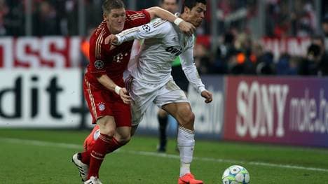 Bastian Schweinsteiger im Duell mit Cristiano Ronaldo  