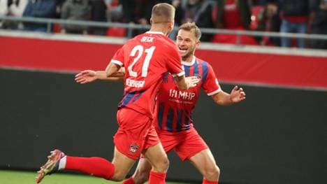 Beck (l.) und Scienza feiern das 1:0