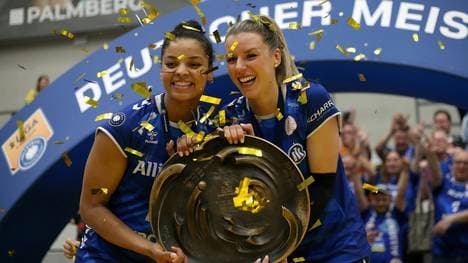 Alexis Hart (l.) und Britt Bongaerts verlassen den MTV