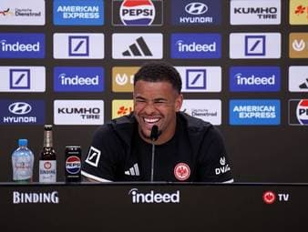 Noah Atubolu sorgt auf der Pressekonferenz für Gelächter als er von seiner Wohnung in Frankfurt erzählt, die er die letzten jahre vermietete.