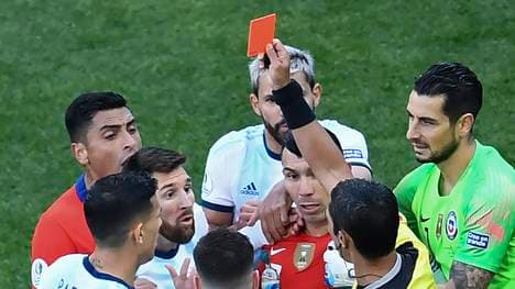 Argentinien: Lionel Messi nach Roter Karte in WM-Quali gesperrt, Lionel Messi sah gegen Chile zu Unrecht die Rote Karte