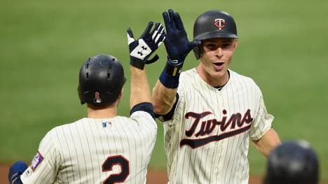 Max Kepler wurde nach seinem Homerun von den Teamkollegen gefeiert