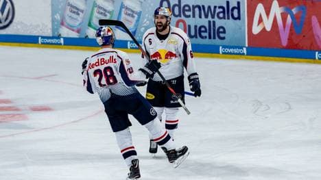 Der EHC Red Bull München schlägt die Adler Mannheim in der DEL