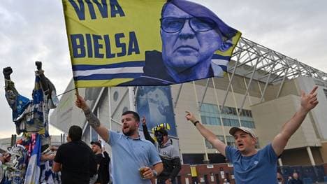 Fans von Leeds United feiern den Aufstieg in die Premier League