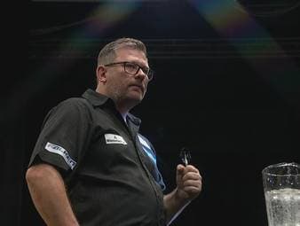 Nach 0:2-Rückstand kämpft Clayton sich wieder ran, jedoch zeigt Wade im Lauf des Spiels seine Erfahrung und zieht in die nächste Runde ein. 