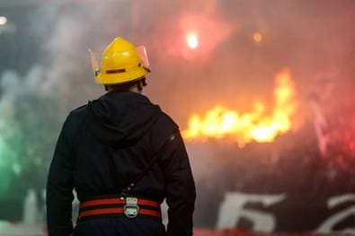 Stadion in Flammen: Derby eskaliert