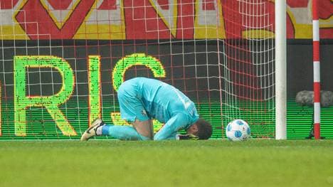 Bochums Torhüter Patrick Drewes wurde mit einem Feuerzeug am Kopf getroffen