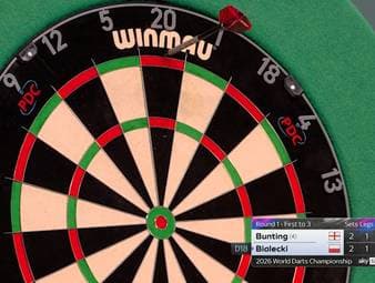 Sebastian Bialecki kontert einen 0:2 Rückstand in Sätzen gegen Stephen Bunting und gleicht aus. Im entscheidenden Satz wirft er aus Versehen auf das falsche Doppelfeld, jedoch ohne Folgen.