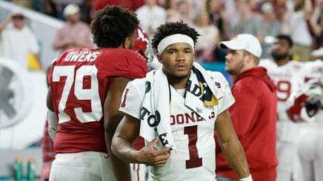 Kyler Murray (m.) hat sich für den NFL-Draft angemeldet