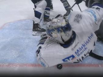 Die Schwenniger Wild Wings besiegen die Iserlohn Roosters klar. Ein Goalie steht dabei im Mittelpunkt mit einer unglaublichen Tat. 