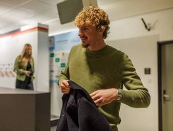 Nick Woltemade sieht schon wenige Wochen nach seinem England-Wechsel eine „deutliche“ Entwicklung bei sich. Er skizziert einen deutlichen Klassenunterschied, was die Anforderungen im Vergleich zur Bundesliga angeht.