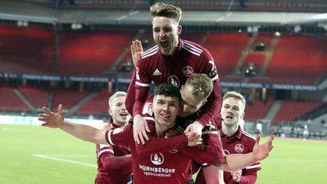 Der 1. FC Nürnberg feiert das 2:0 gegen Jahn Regensburg