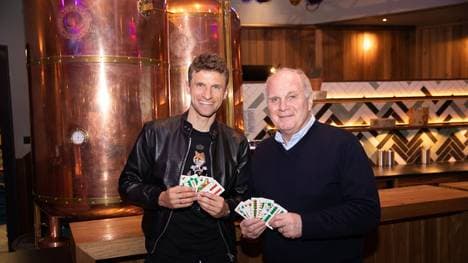 Thomas Müller (l.) begegnete beim Schafkopfen auch Bayerns Ex-Präsidenten Uli Hoeneß