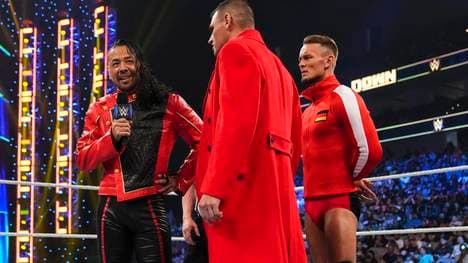 Shinsuke Nakamura (l.) steuert auf ein Duell mit Gunther (M.) zu