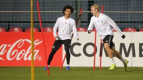 Leroy Sané misst sich mit Julian Brandt im Quizduell