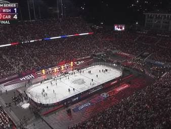 Die Carolina Hurricanes lieferten bei ihrem ersten NHL-Freiluftspiel der Franchisegeschichte eine Gala. 57.000 Zuschauer waren begeistert.